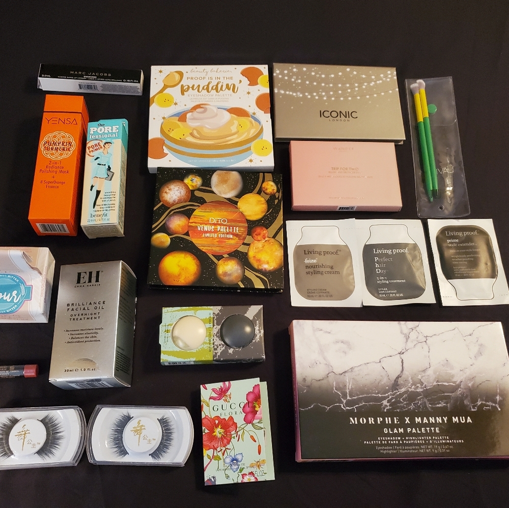 BEAUTY BOX WITH EYE SHADOWS AND FACIAL PRODUCTS